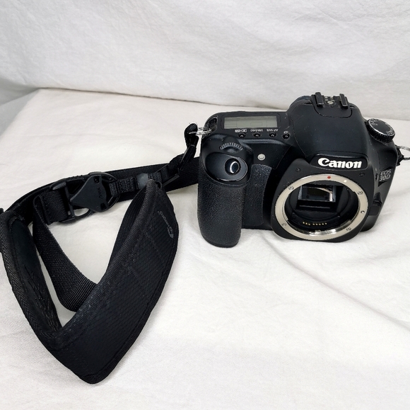 Canon EOS 30D digital SLR camera w/ case & cleaning tool - Picture 2 of 14